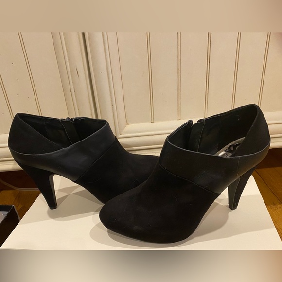 FERGALICIOUS “Regal” WMNS SZ 10 BLACK Pump Fully Enclosed (Leather Trim/Suede) - Picture 1 of 7